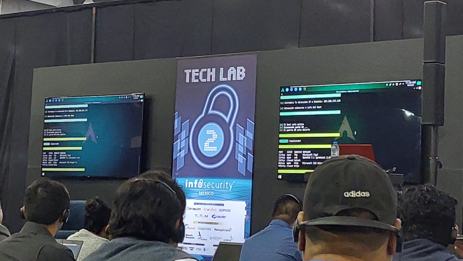 Equipo Cyberimox en evento Infosecurity México